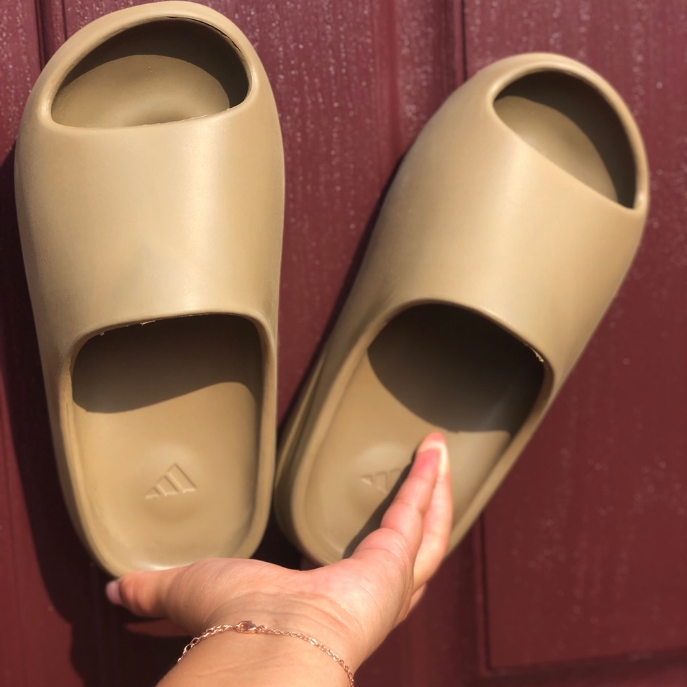 Yeezy Adidas slides size 6.5. Earth color